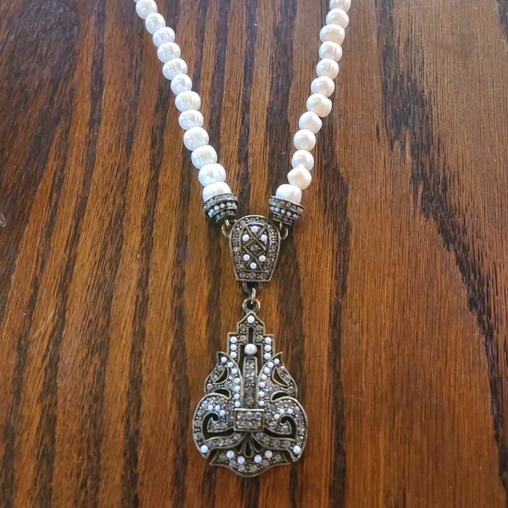 Small White Pearl Necklace 72$